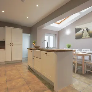 Spacious 4 Bedroom House- Walking Distance To Centre & Great Backyard Cardiff