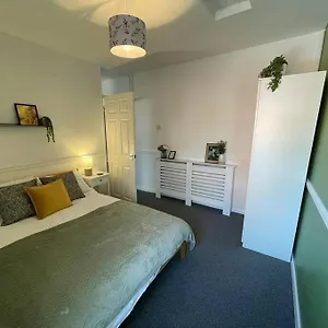 2 Bed - Sleeps Five! Cardiff