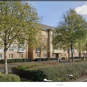 Spacious 3-bedroom Ground Floor Flat With Free Parking In Location Cardiff