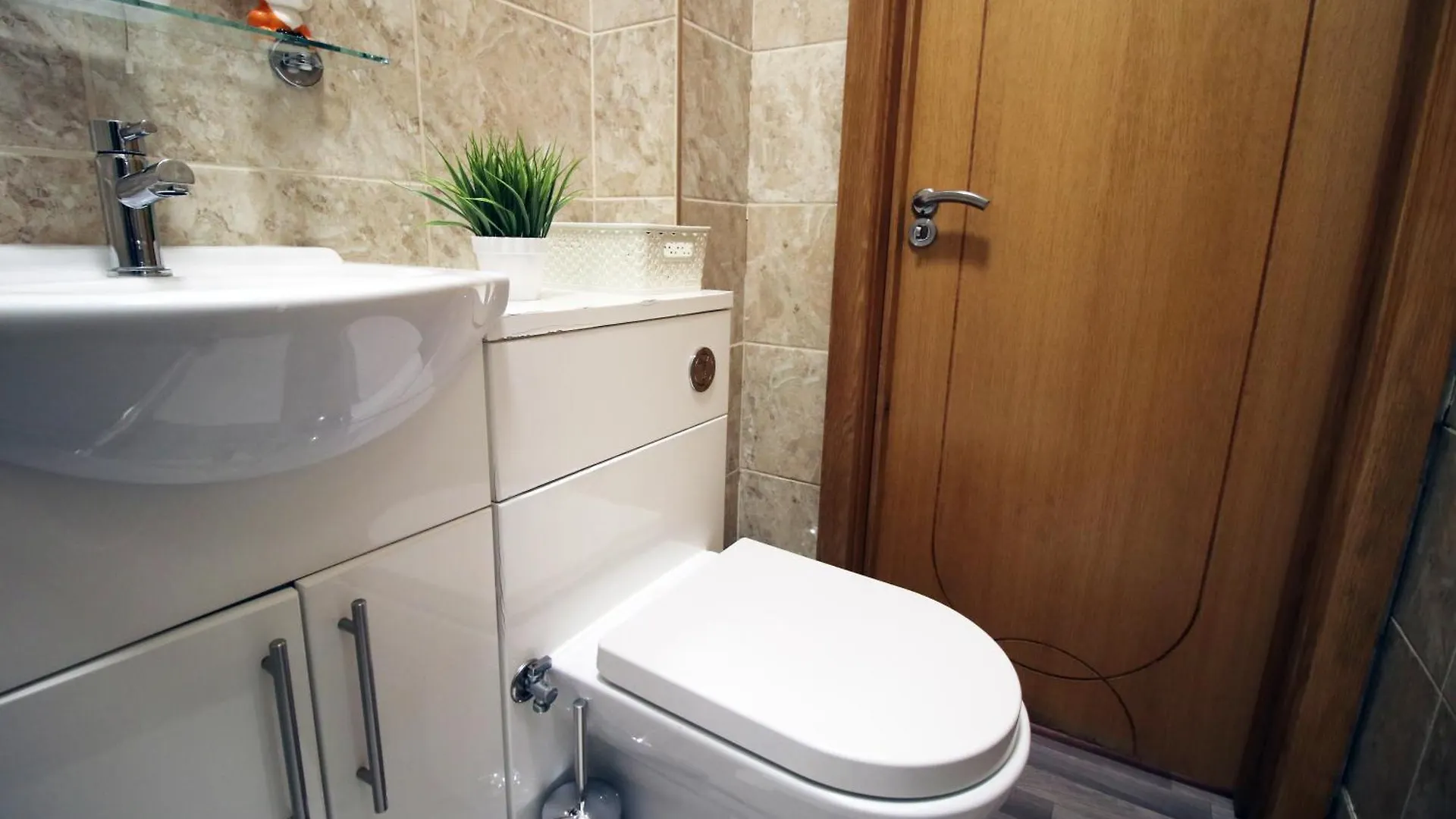 Perfectly Located City Centre Apartment, Free Parking, Cable Tv And Wi-Fi Cardiff 0*,